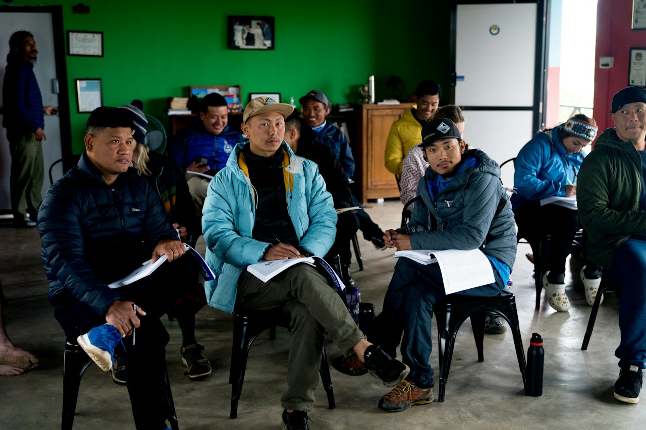 Participants assis en cercle lors d'une réunion associative dans une salle