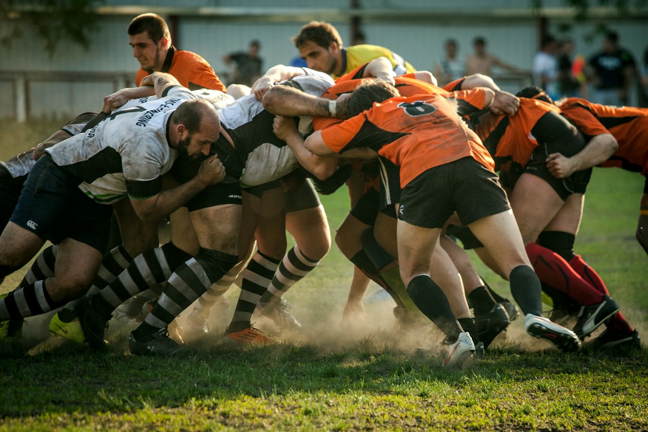 Deux équipes de rugby amateur en mêlée sur une pelouse