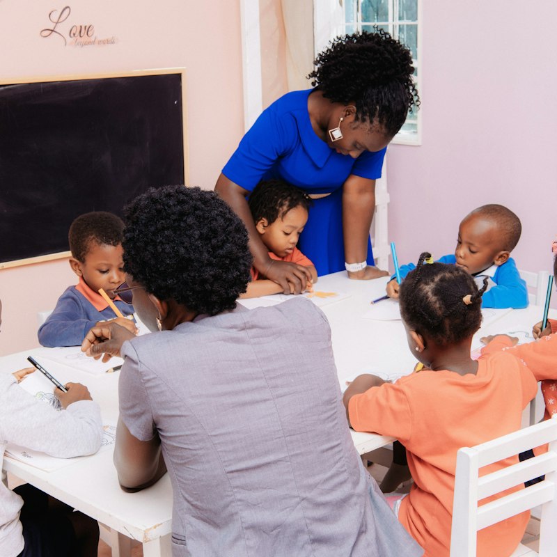 Enfant concentré sur une activité dans une salle de classe colorée
