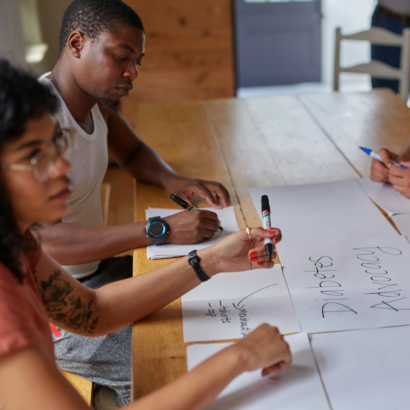 Membres d'une association réunis autour d'une table de travail