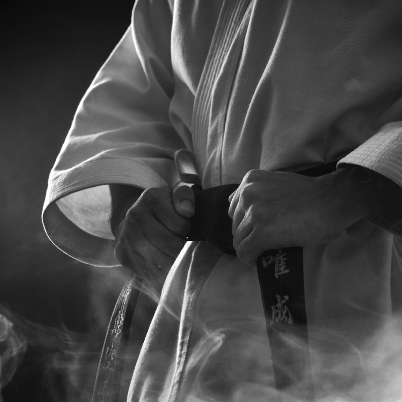 Ceinture noire nouée à la taille d'un kimono, en noir et blanc
